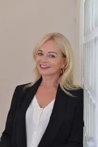 Carine Girard, Notaire