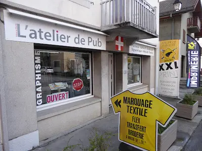 Yellow sur Marine - Atelier de Pub